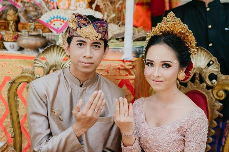 Berdarah Bali, 7 Artis Ini Menikah dengan Agama Hindu