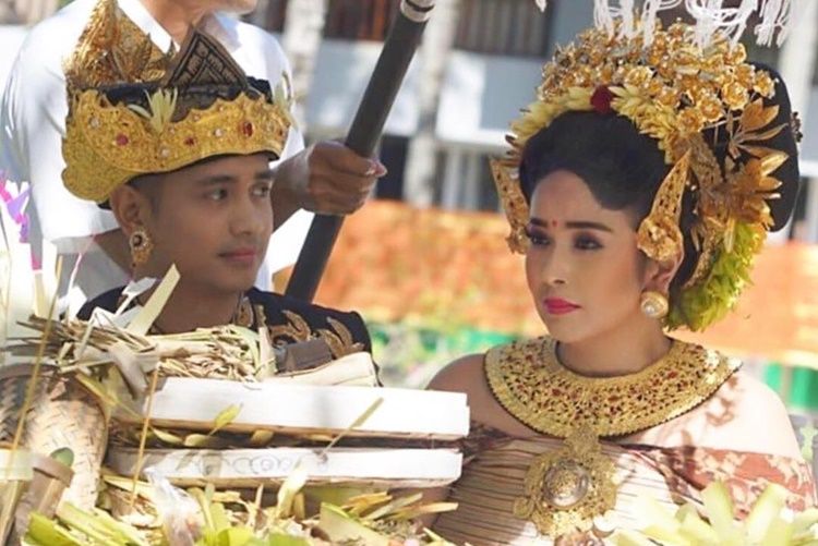 Berdarah Bali, 7 Artis Ini Menikah dengan Agama Hindu