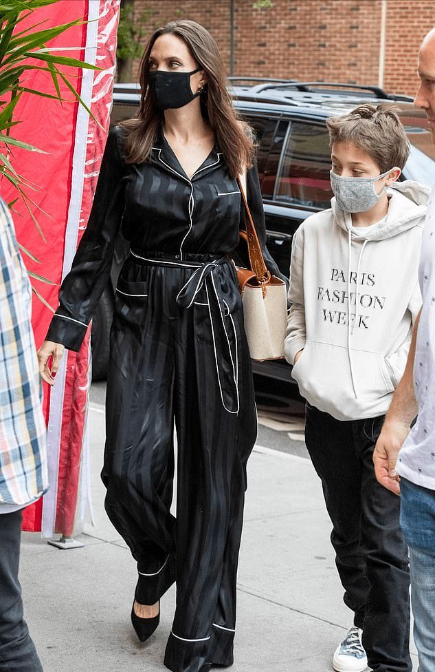 Angelina Jolie Keluar Rumah Pakai Baju Tidur, Elegan!