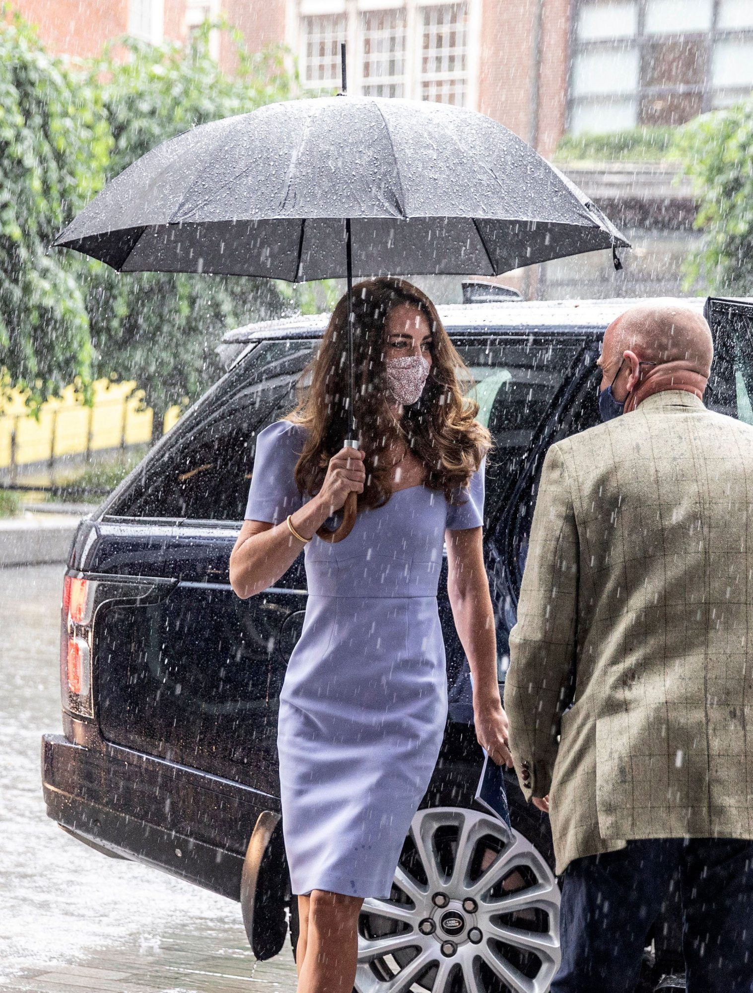 Kena Hujan, Kate Middleton Tetap Bergaya Anggun, Rahasianya?