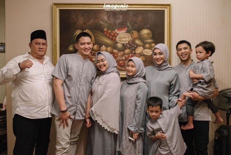 10 Potret Kebersamaan Rezky Aditya & Ayah yang Ikut Tersorot