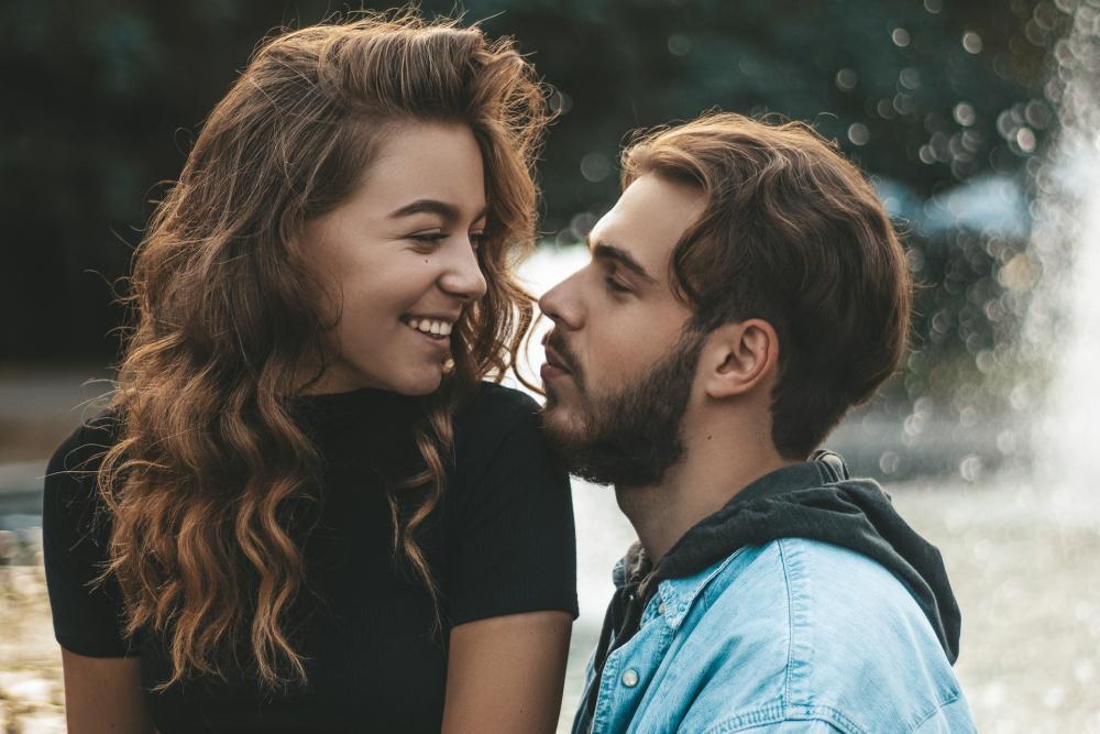 Dalam dan Ekspresif, Ini 7 Cara Beda Perempuan Mencintai Pasangannya