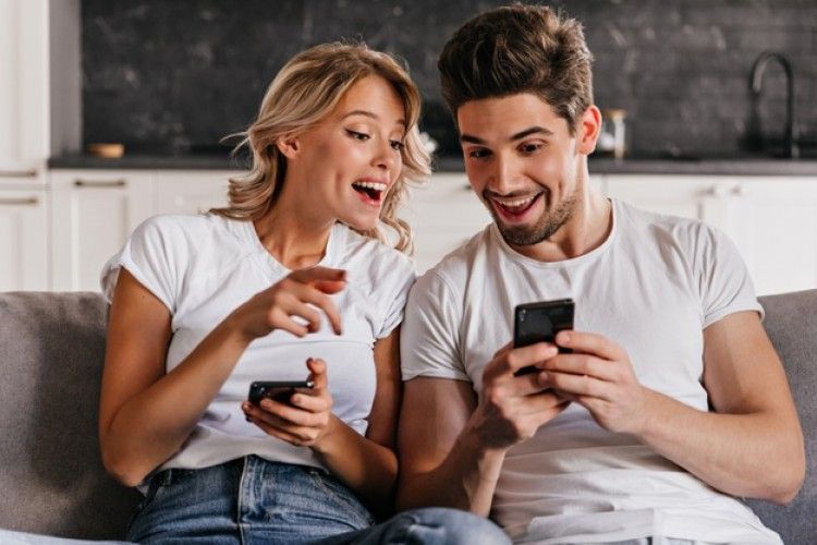 7 Hal yang Harus Kamu Stop di Media Sosial Saat Menjadi Suami Istri