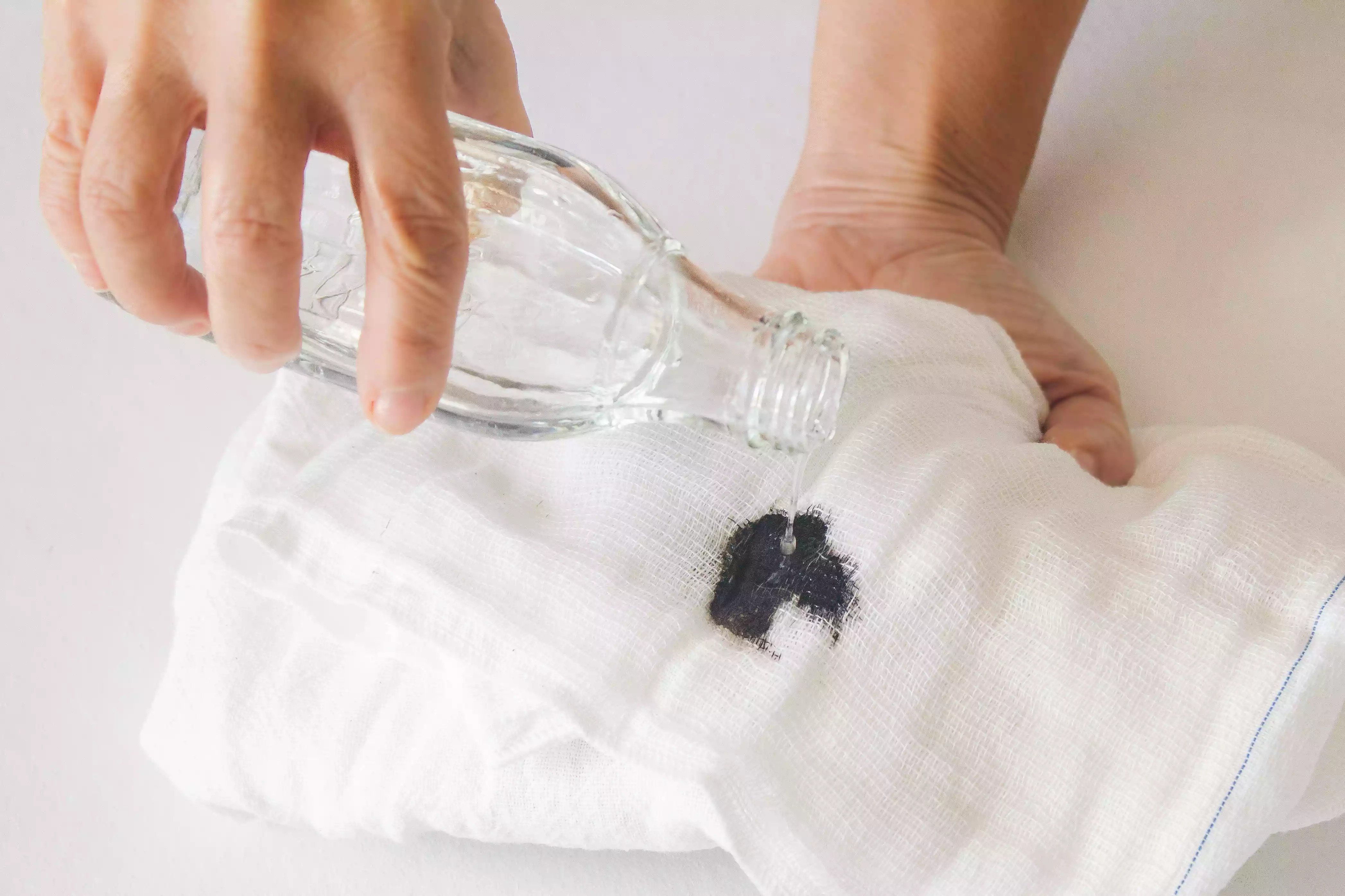 Cara Mudah Bersihkan Noda Tinta Pada Pakaian Putih
