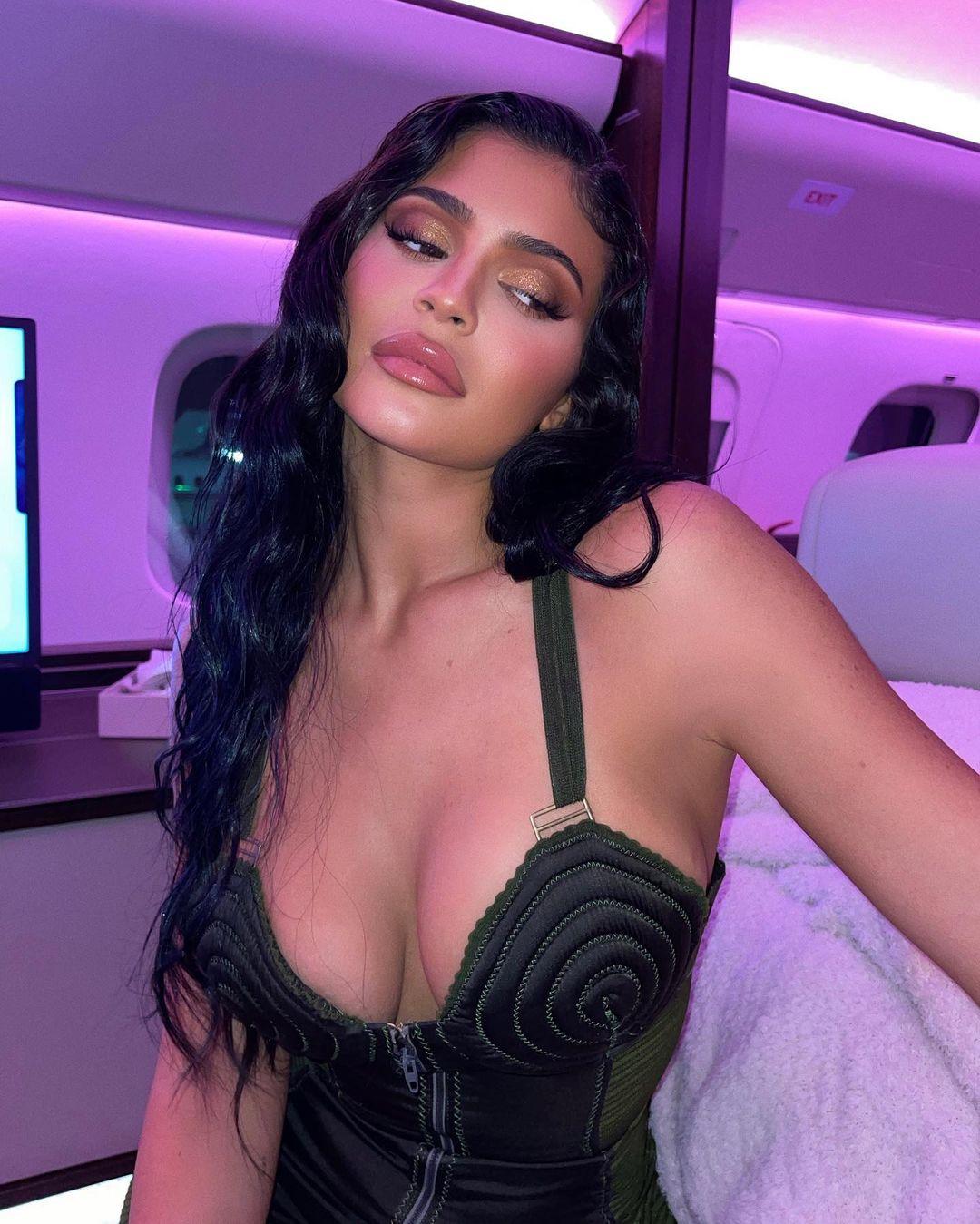 Bosan di Jet Pribadi, Kylie Jenner Asik Foto Seksi