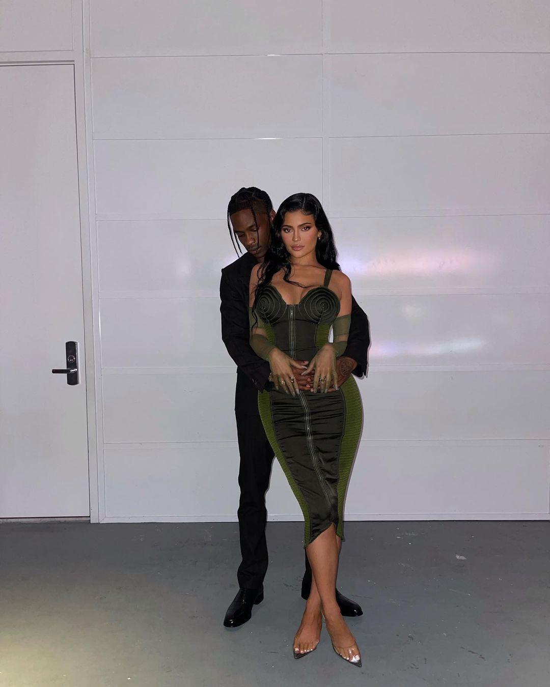 Bosan di Jet Pribadi, Kylie Jenner Asik Foto Seksi