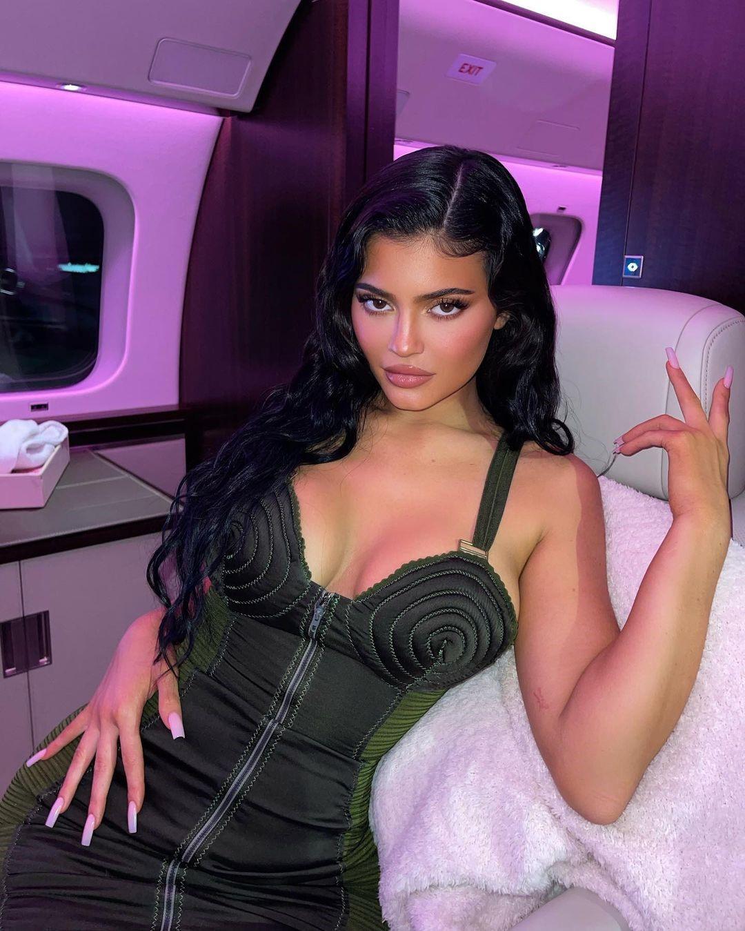 Bosan di Jet Pribadi, Kylie Jenner Asik Foto Seksi