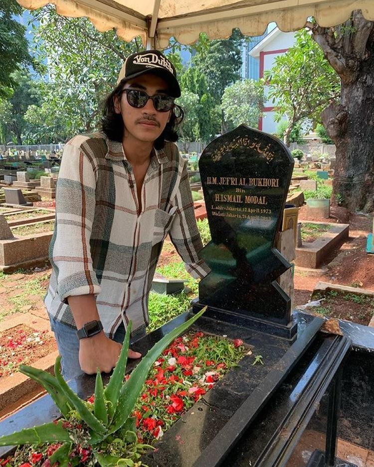 Sedih, 10 Aktor Ini Ditinggal Sang Ayah untuk Selamanya di Usia Muda