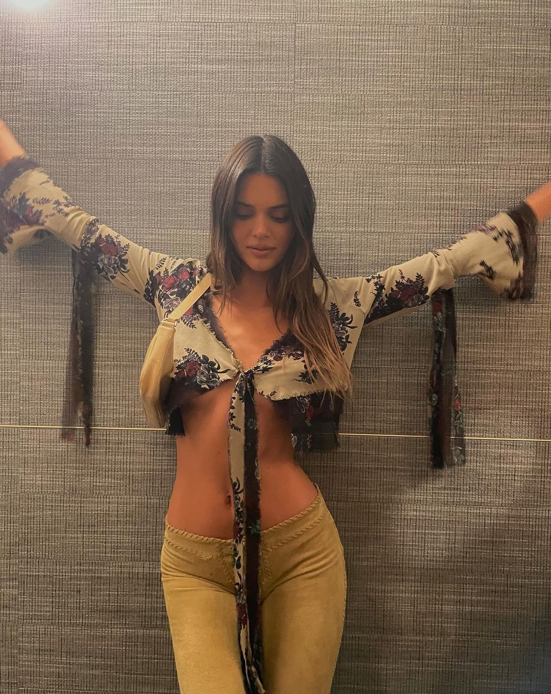 Pose Angkat Tangan, Kendall Jenner Ekspos Buah Dada