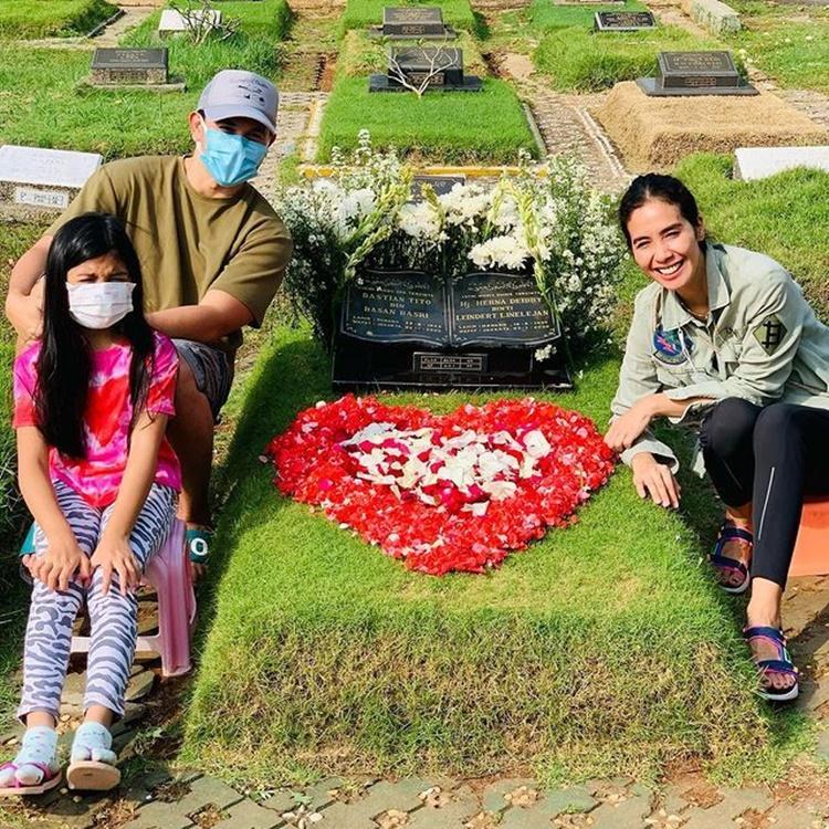 Sedih, 10 Aktor Ini Ditinggal Sang Ayah untuk Selamanya di Usia Muda