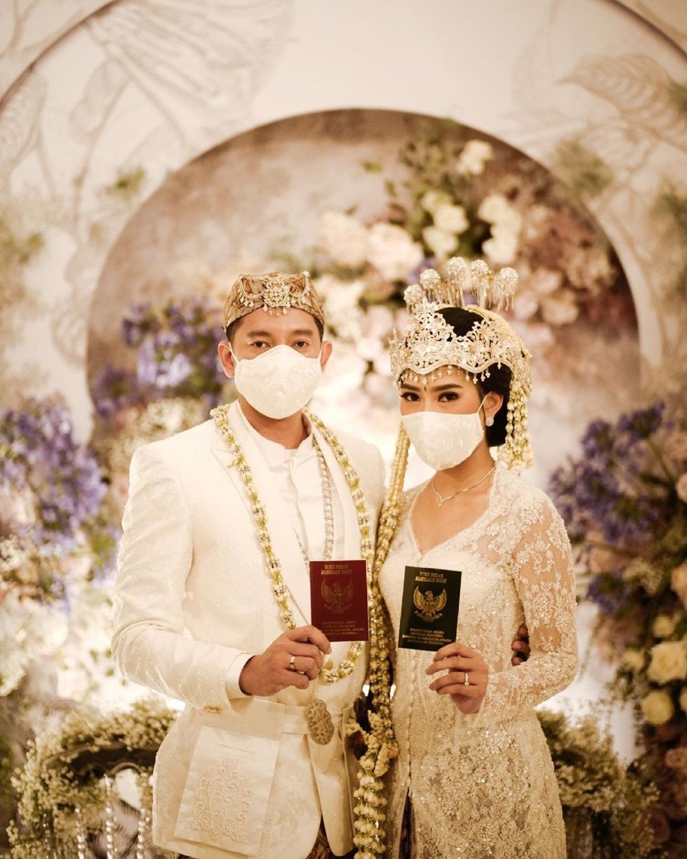 Mewah! 10 Foto Pernikahan Alika Islamadina & Raja Siregar