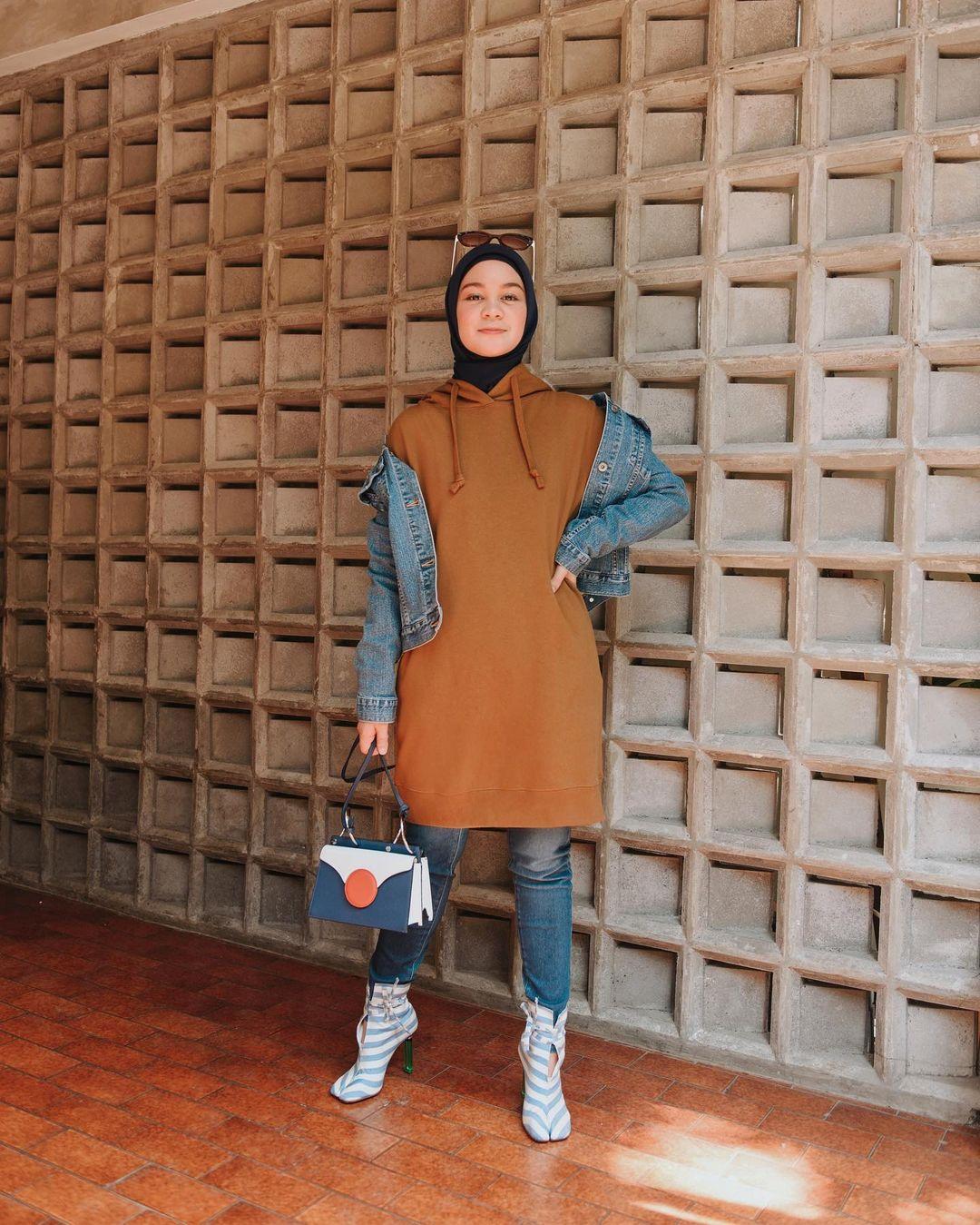 Modis yang Kekinian, Intip Inspirasi Padu-padan Hijab dengan Hoodie