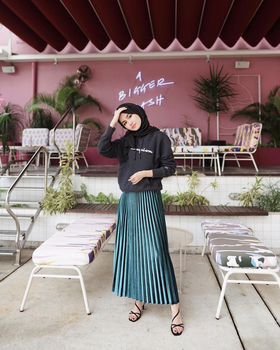 Modis yang Kekinian, Intip Inspirasi Padu-padan Hijab dengan Hoodie