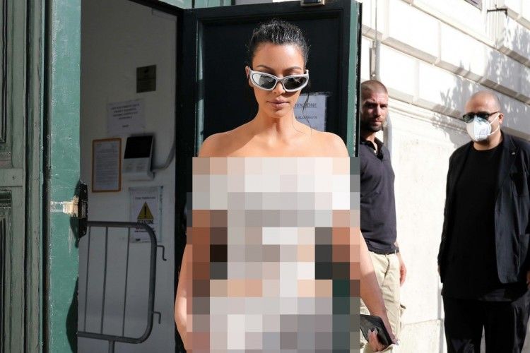 Berkunjung ke Kota Suci, Kim Kardashian Pakai Baju Serba Terbuka