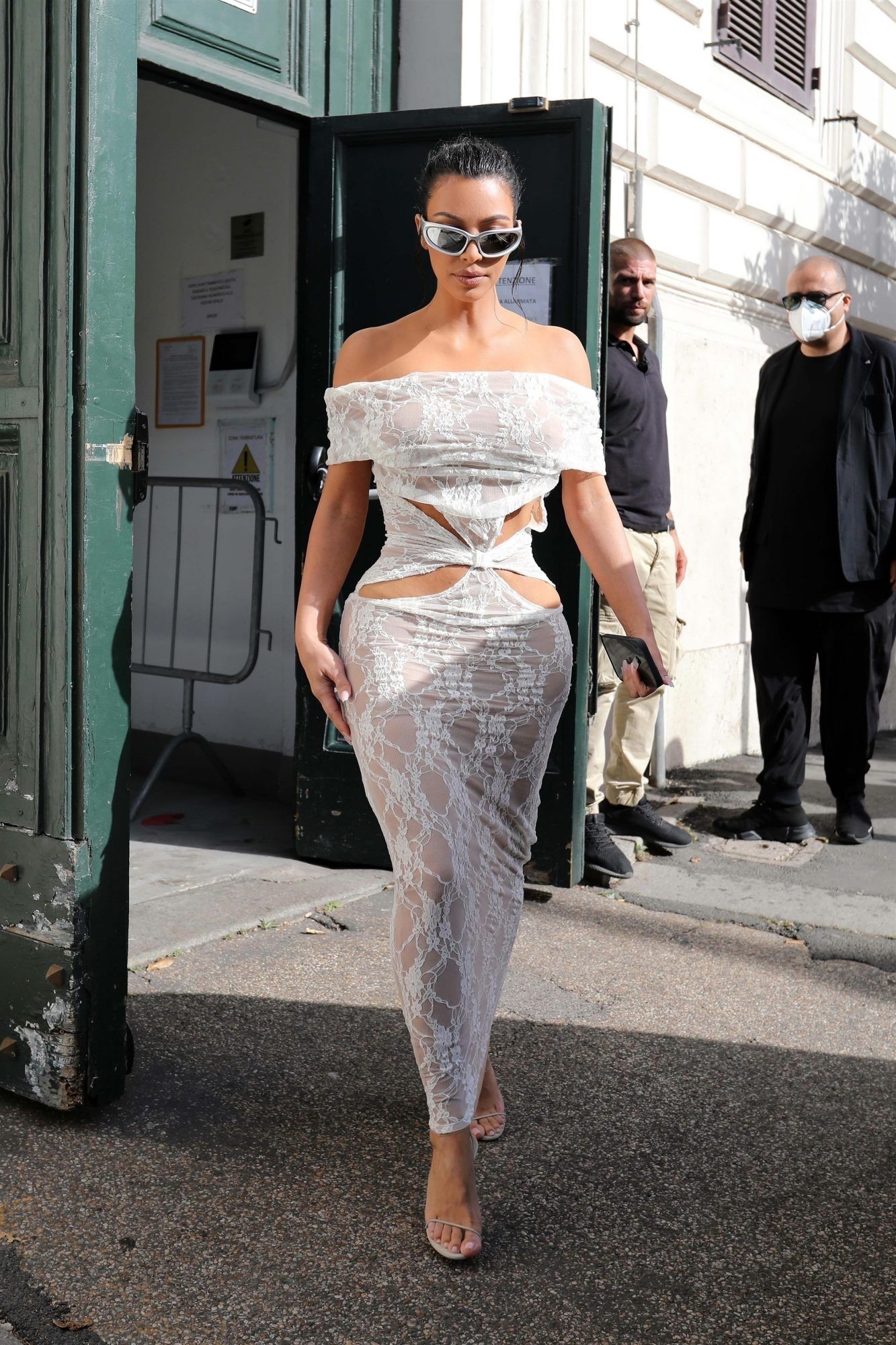 Berkunjung ke Kota Suci, Kim Kardashian Pakai Baju Serba Terbuka