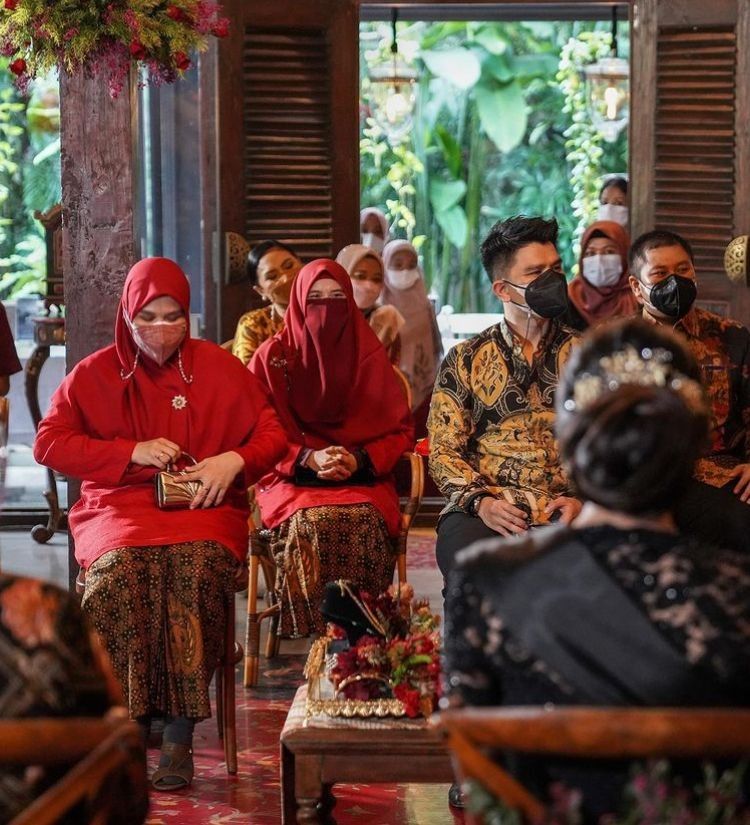 Pacaran Singkat, Intip 10 Momen Lamaran Irfan 'Govinda' dan Kekasih