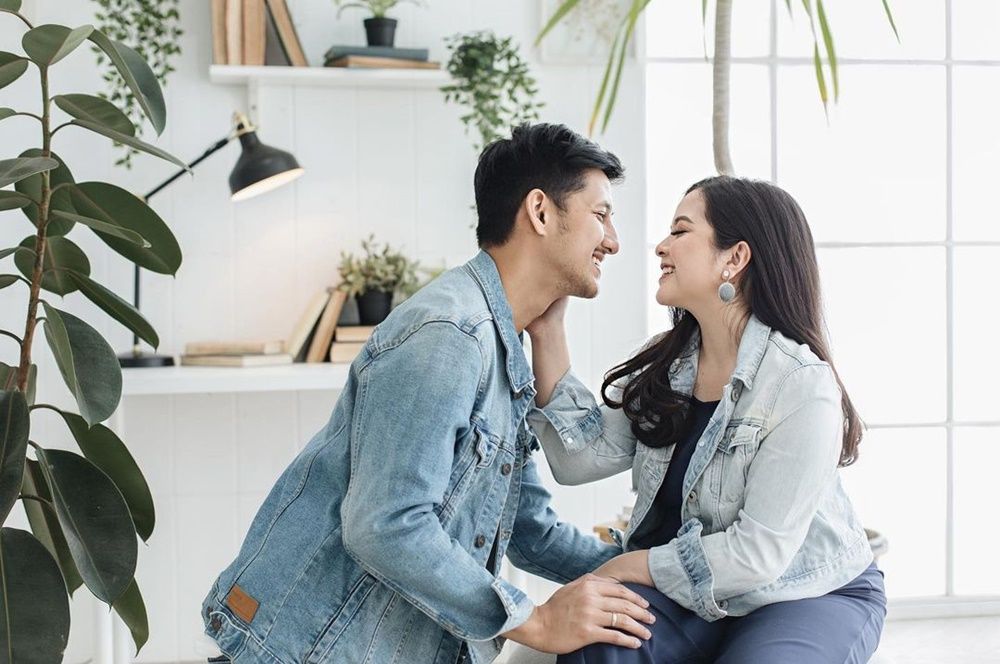 Sudah Jadi Istri, Ini 7 Potret Mesra Penyanyi Cilik Era 90-an & Suami