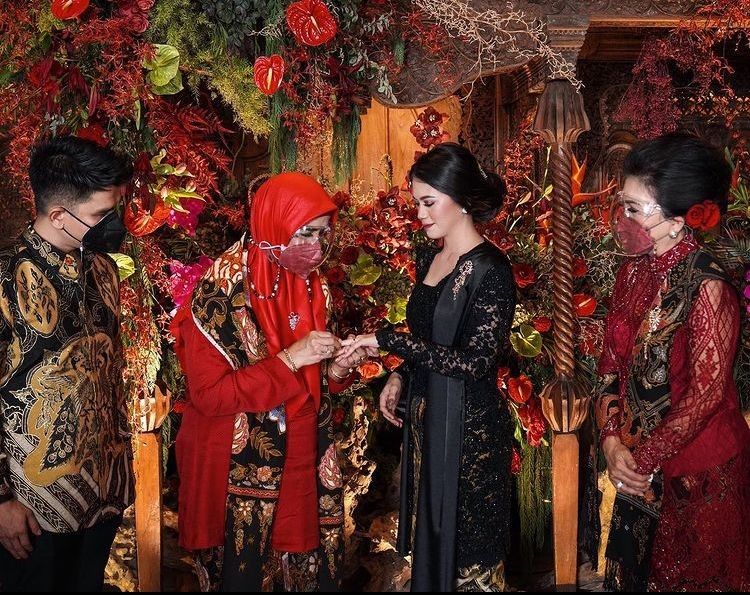 Pacaran Singkat, Intip 10 Momen Lamaran Irfan 'Govinda' dan Kekasih