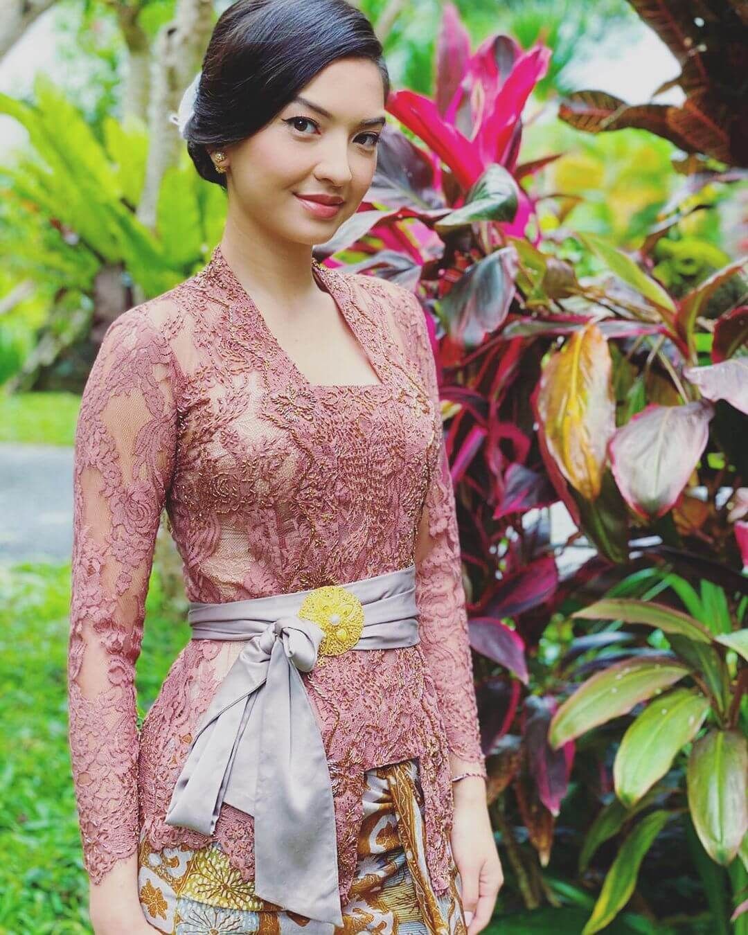 6 Inspirasi Pakaian Adat Bali Cocok untuk Baju Bridesmaid