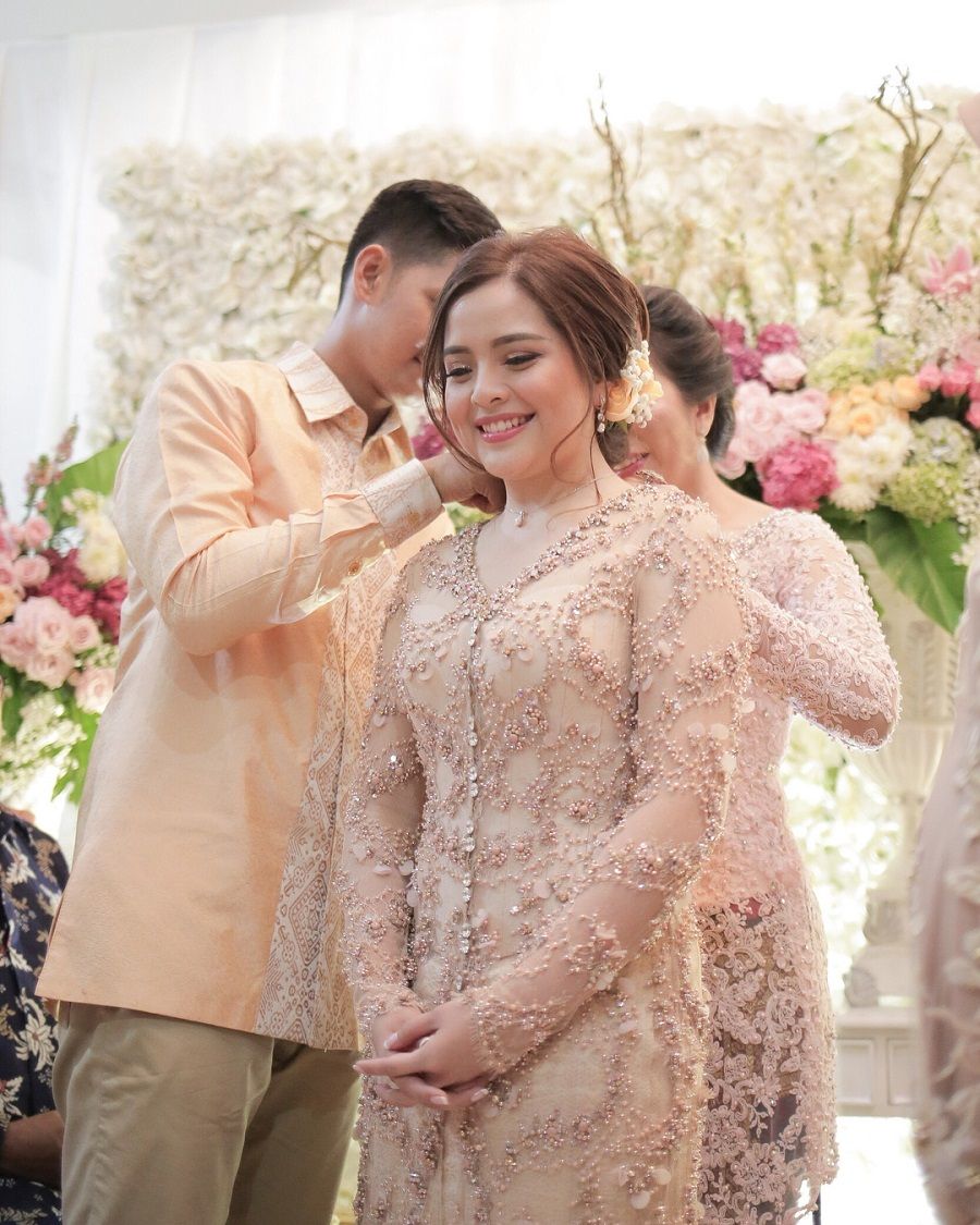 Tips Memilih Model Kerah Kebaya Sesuai Bentuk Tubuh