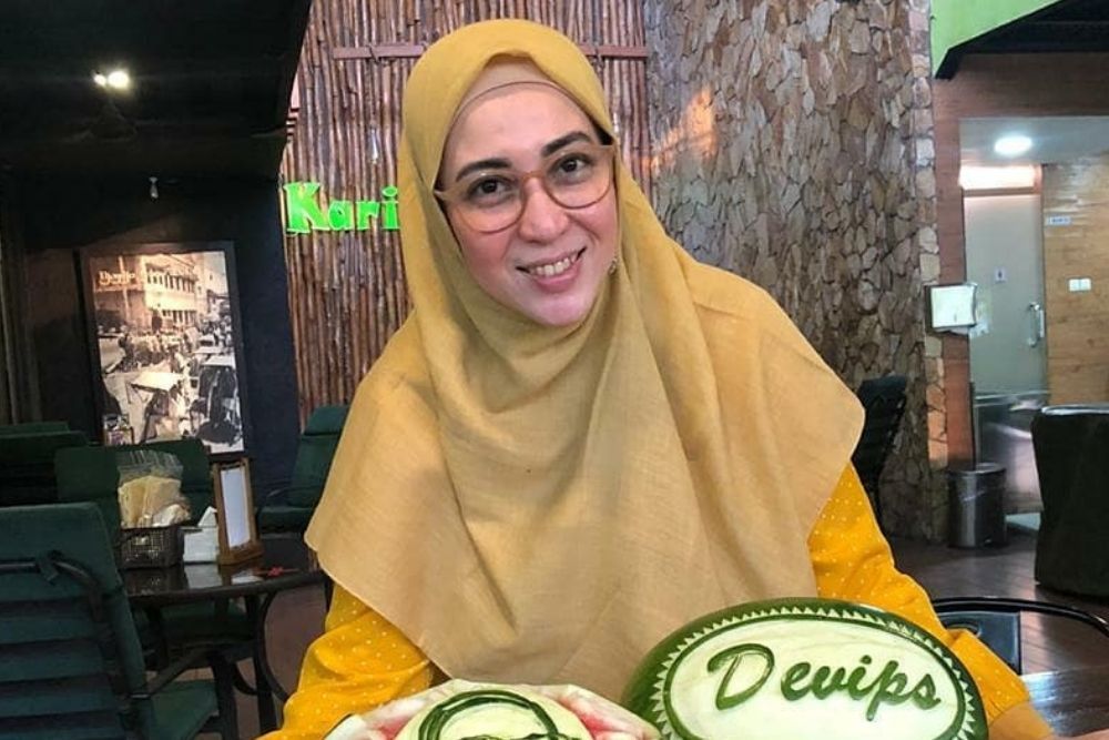 Intip Pesona Devi Permatasari yang Tak Luntur di Usia 47 Tahun 