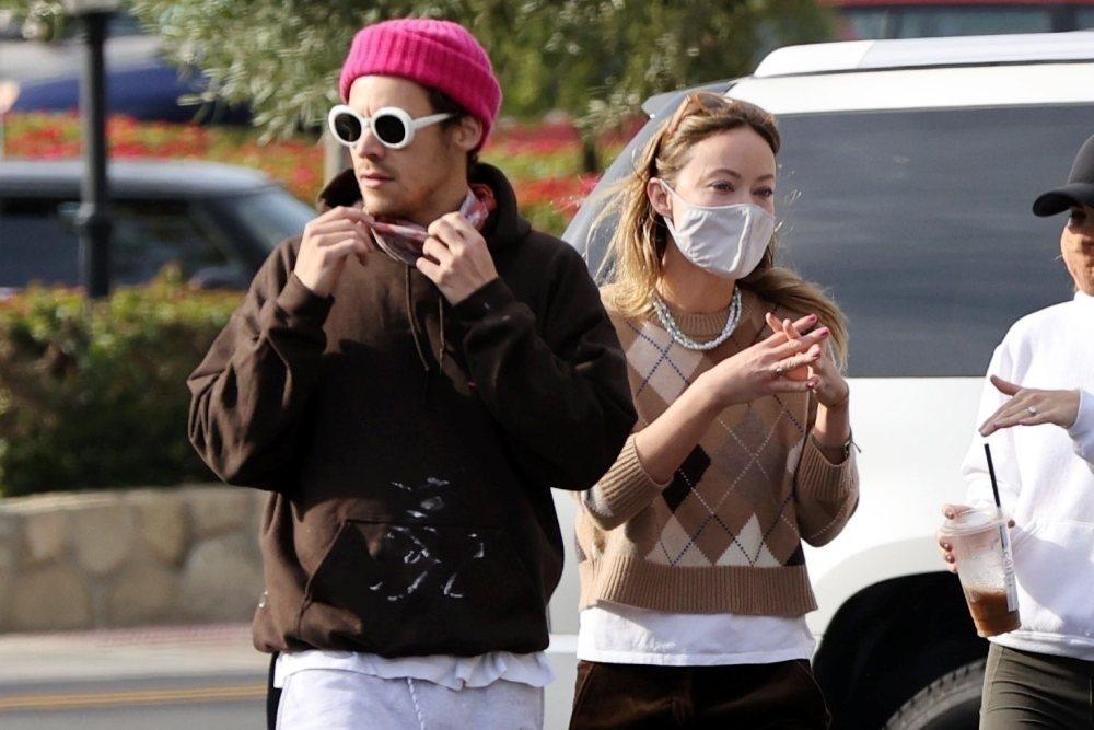 5 Potret Mesra Harry Styles & Olivia Wilde, Ciuman di Atas Kapal!