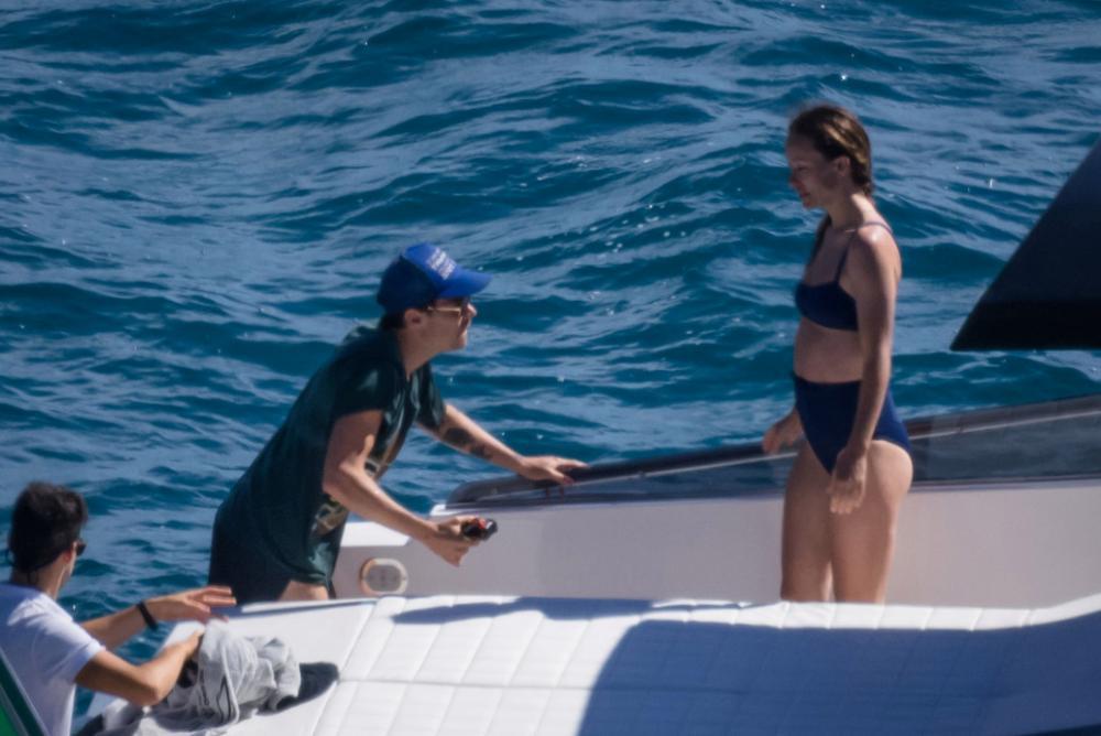 5 Potret Mesra Harry Styles & Olivia Wilde, Ciuman di Atas Kapal!