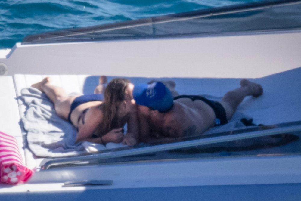 5 Potret Mesra Harry Styles & Olivia Wilde, Ciuman di Atas Kapal!