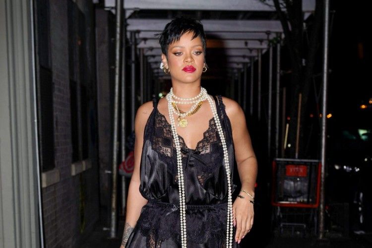 Rihanna Pakai Baju Tidur Seksi di Tempat Umum!