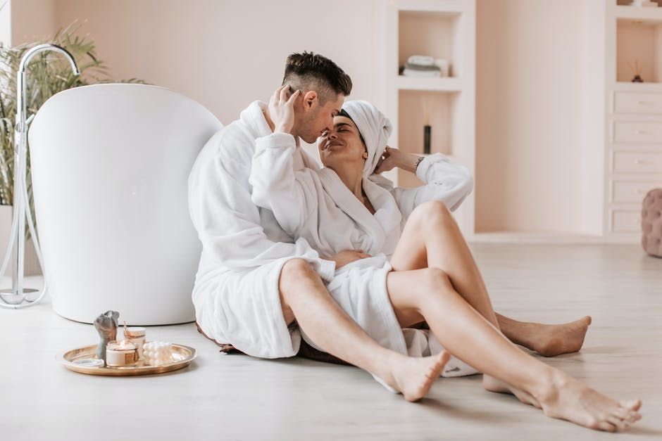 10 Tips Menjaga Keintiman Suami Istri yang Sibuk Bekerja