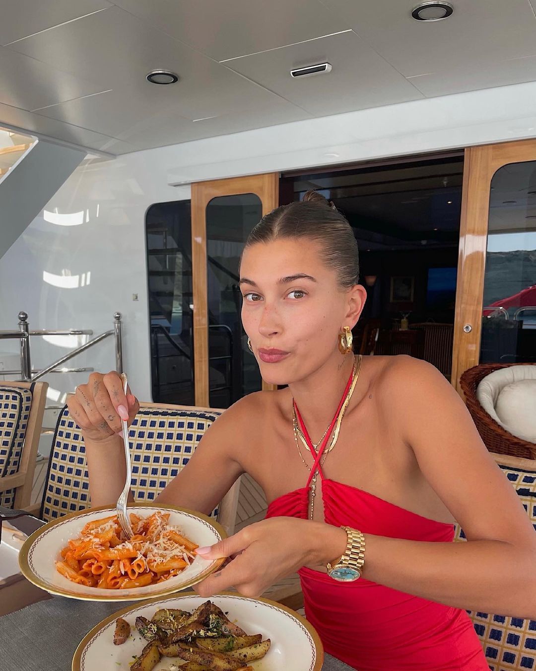 Liburan Bareng Justin, Bikini Hailey Bieber Curi Perhatian