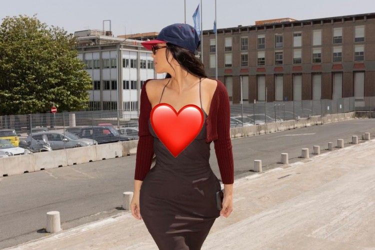 Sedang Jalan-jalan, Dress Kim Kardashian Ini Kelewat Seksi!