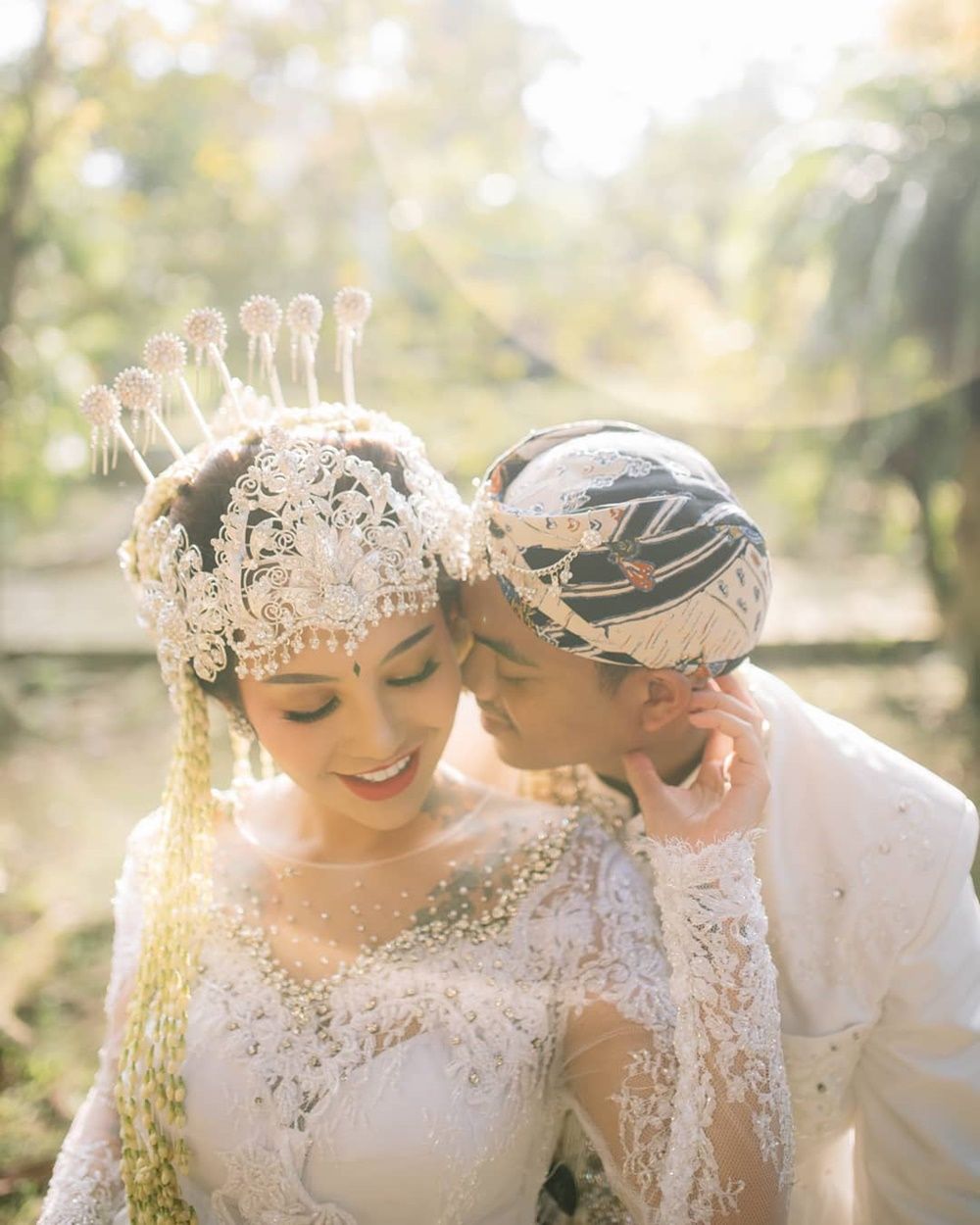 Baru Nikah Sudah KDRT, 9 Potret Mesra Alfath Fathier & Nadia Christina