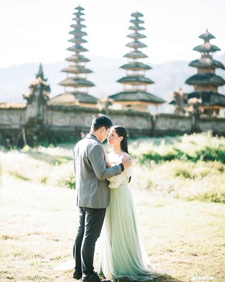 10 Foto Pre-Wedding Lutfi Agizal dan Nadya Indry, Pakai Adat Bali!