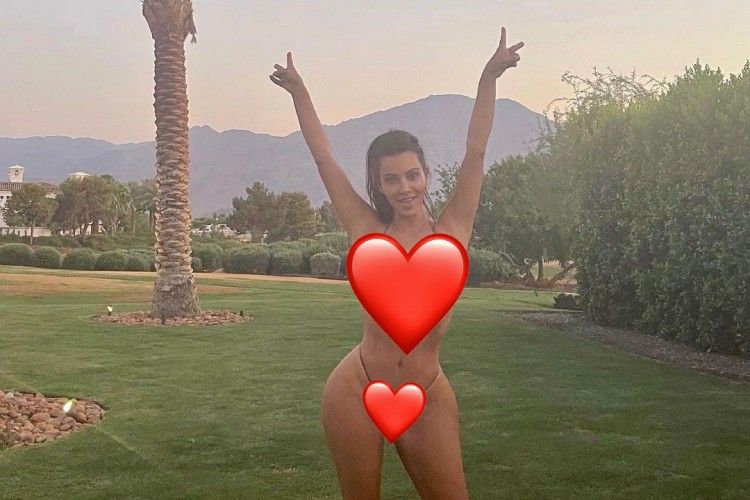 Pose Angkat Tangan, Bikini Kim Kardashian Kekecilan!