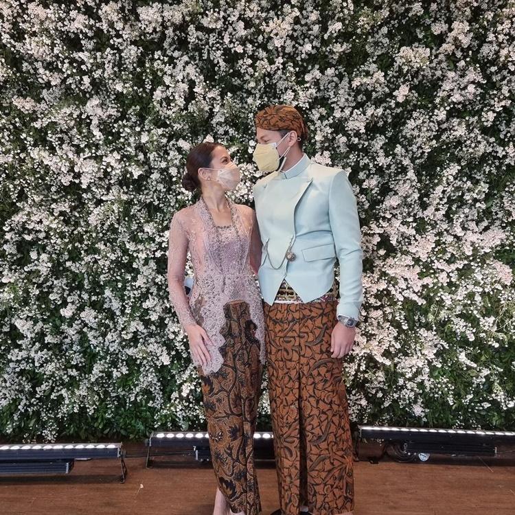 Akrab Sama Calon Mertua, 8 Momen Pevita Pearce di Nikahan Adik Arsyah