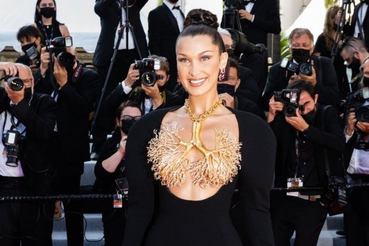Deretan Gaun Seksi Bella Hadid Sepanjang Sejarah Cannes Film Festival