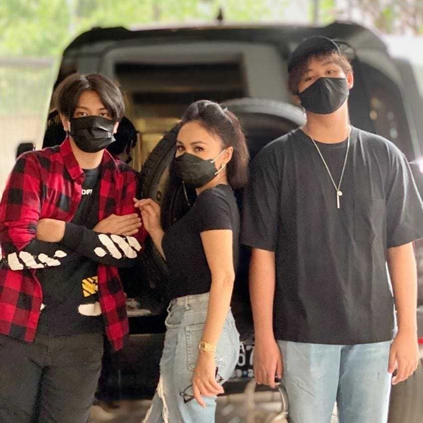 9 Potret Bahagia Artis Single Mother Usia Kepala 4 dengan Anaknya