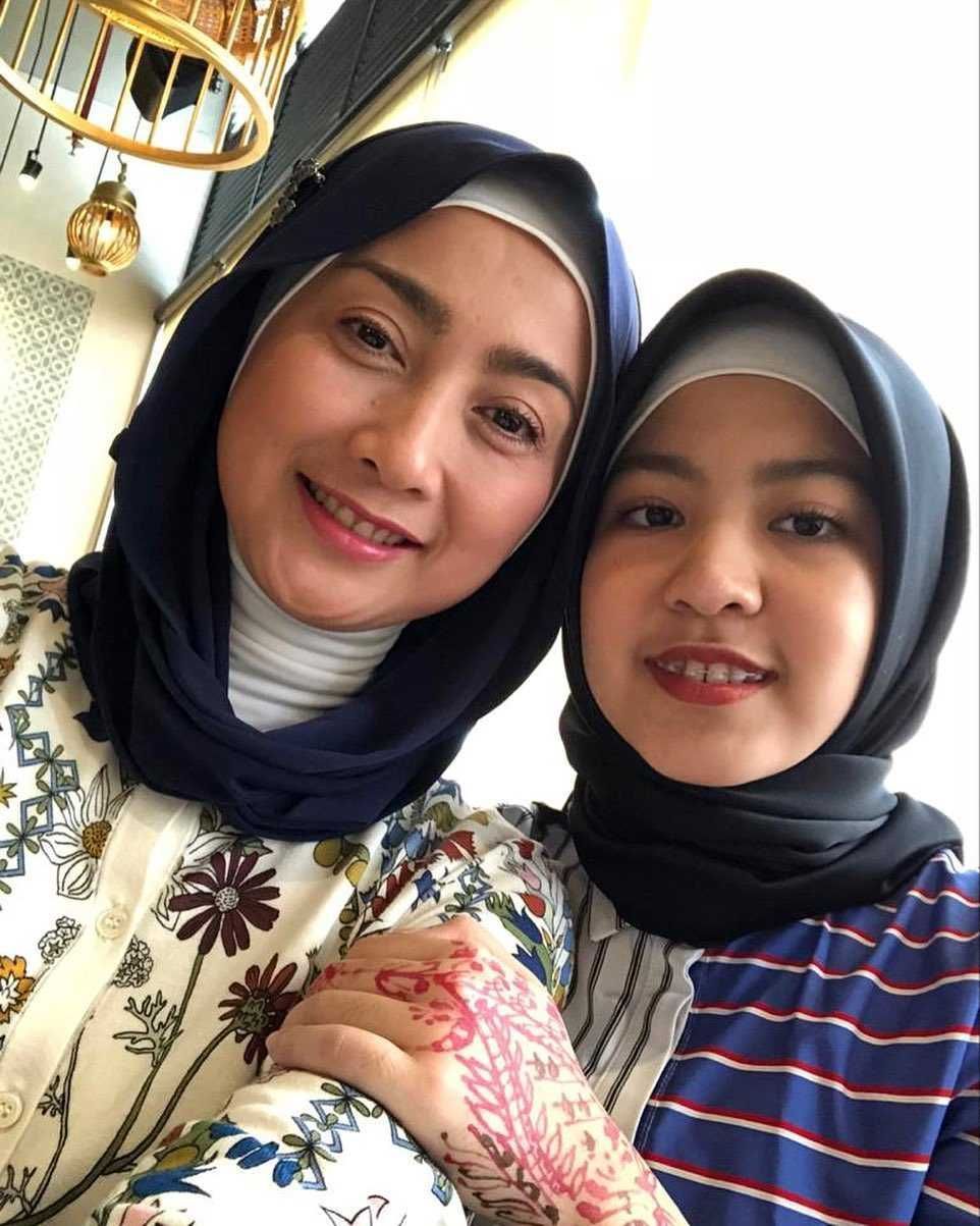 9 Potret Bahagia Artis Single Mother Usia Kepala 4 dengan Anaknya