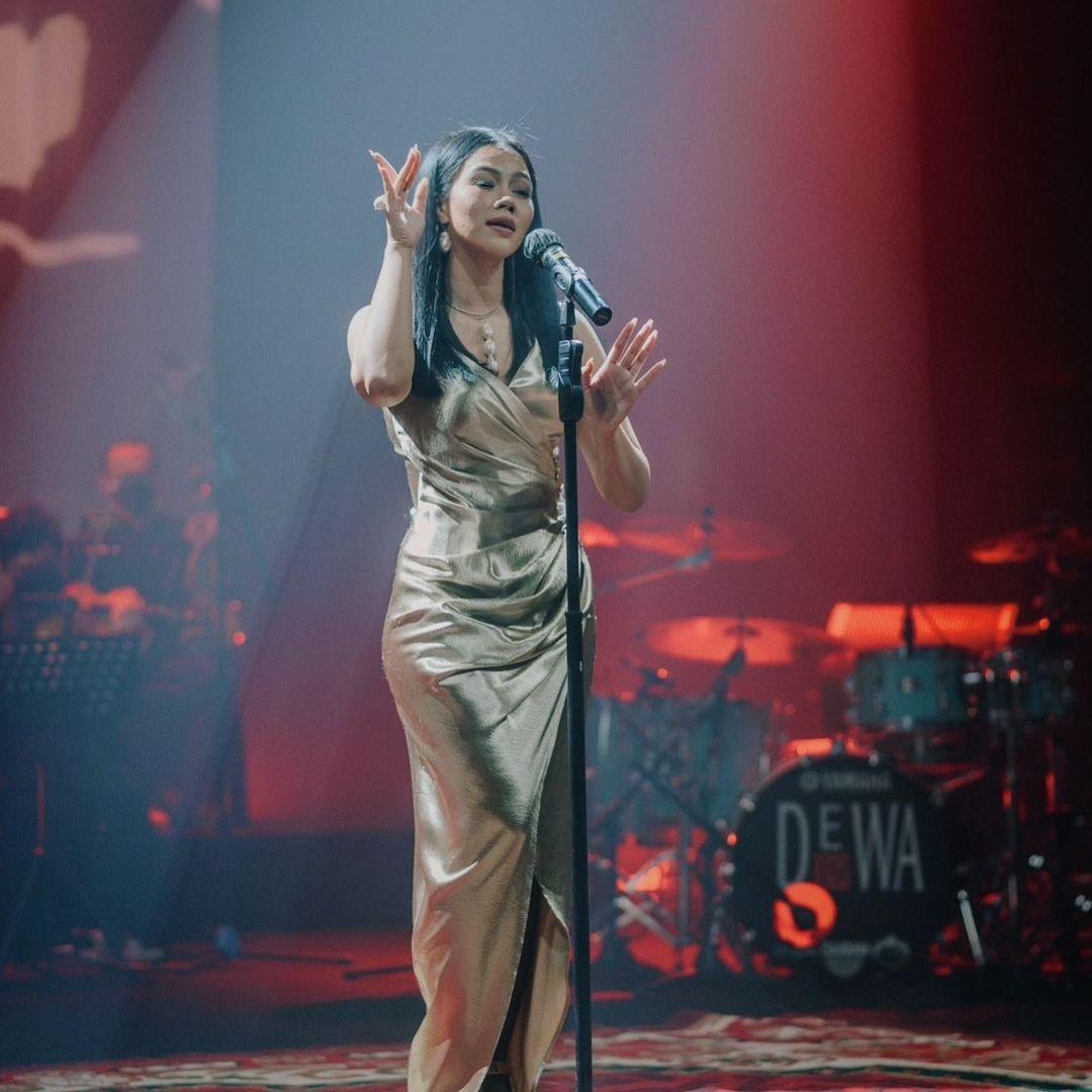 Gaya Penyanyi Cewek yang Pernah Duet dengan Rizky Febian