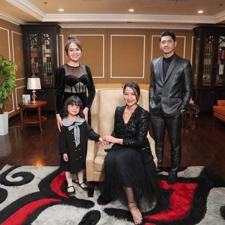 10 Potret Adu Kompak Amanda Manopo dengan Keluarga Asli vs Sinetron