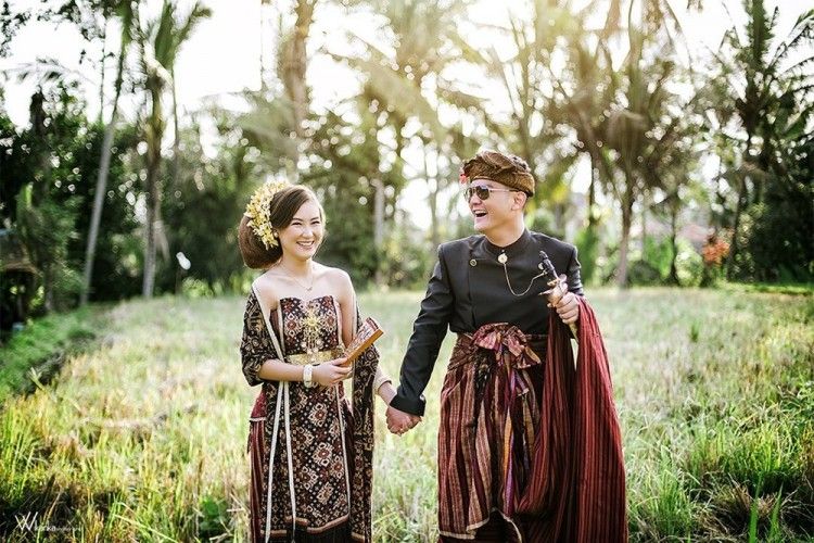 8 Potret Boy William & Karen Vendela dengan Adat Bali, Bak Bangsawan!