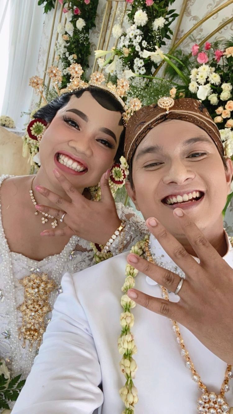 Berjodoh dengan Sahabat, 12 Foto Pernikahan Mumuk Gomez dan Eno Retra