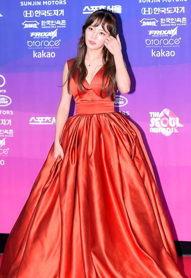 Sexy Style South Korean Celebrities Wearing Red Dresses on the Red Carpet