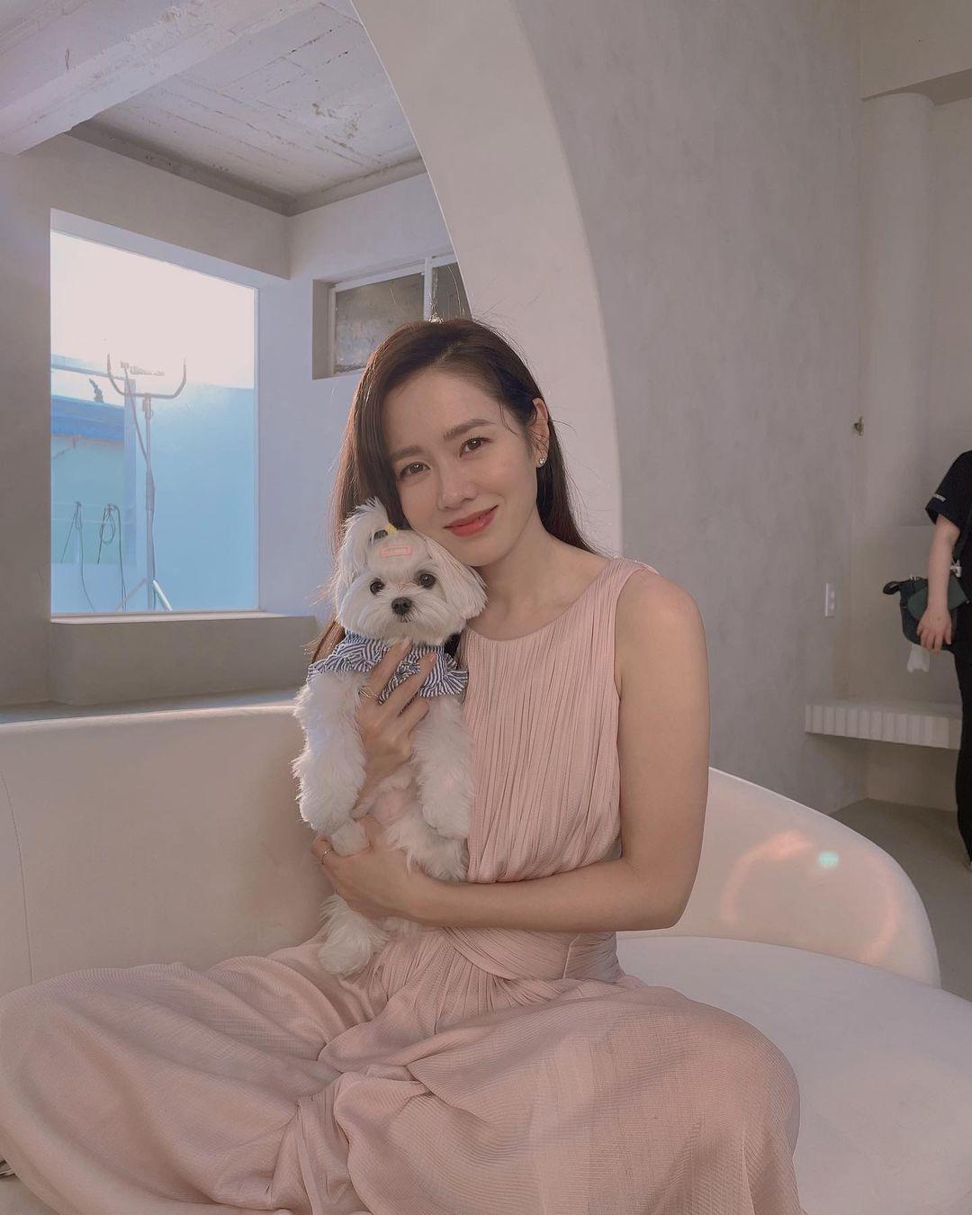 Begini Gaya Son Ye Jin, Artis Korea yang Bikin Hyun Bin jadi 'Bucin'