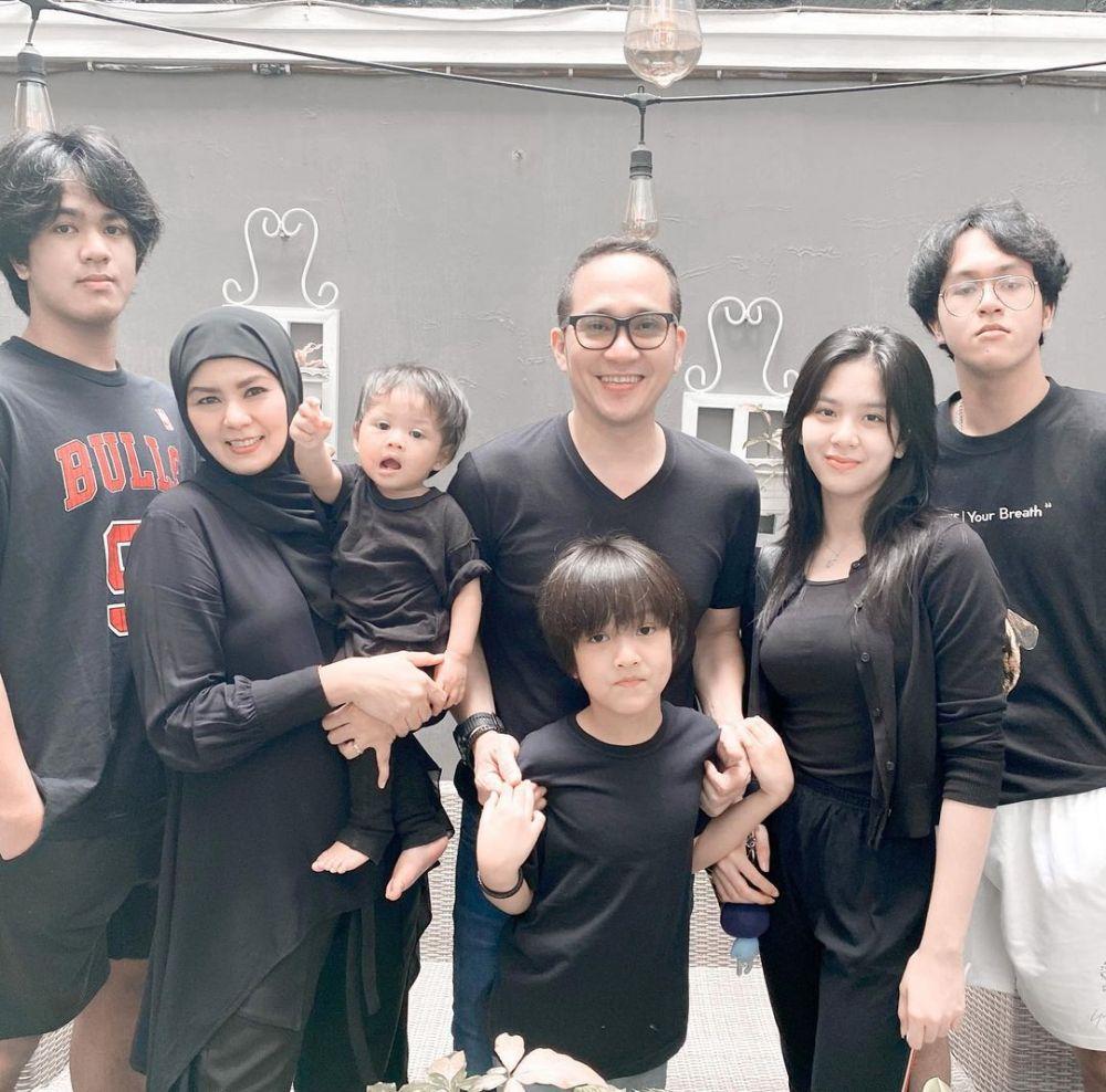 Punya Banyak Anak, 9 Keluarga Artis Ini Selalu Kompak Bertujuh