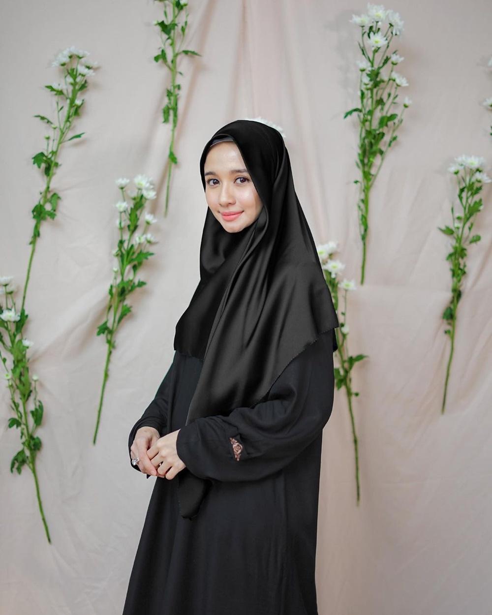 Cerai Tanpa Anak, 10 Artis Wanita Ini Tetap Bahagia Hidup Sendiri