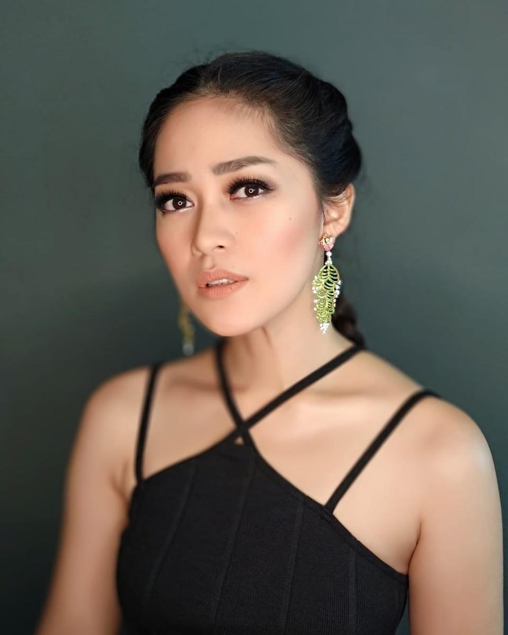 Cerai Tanpa Anak, 10 Artis Wanita Ini Tetap Bahagia Hidup Sendiri