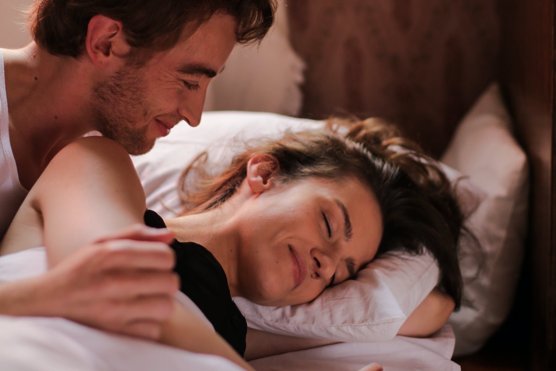 5 Alasan Suami Istri Perlu Tidur di Waktu Bersamaan