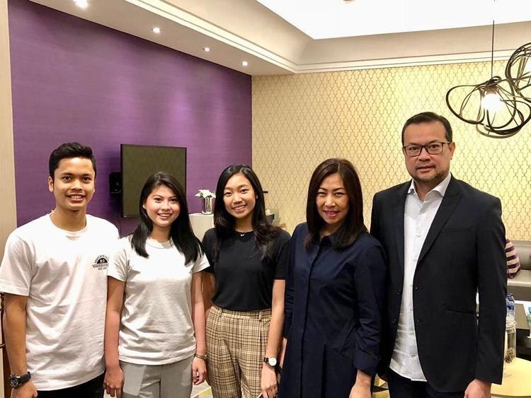 Jarang Terekspos! Ini 9 Gaya Pacaran Anthony Ginting dan Mitzi Abigail